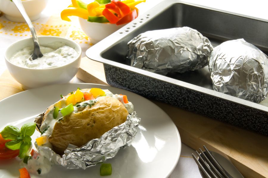 Patatas al horno envueltas en papel aluminio
