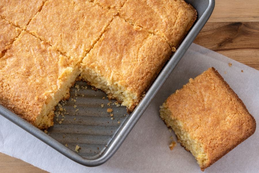 Trozo de pan de maíz en una bandeja para hornear