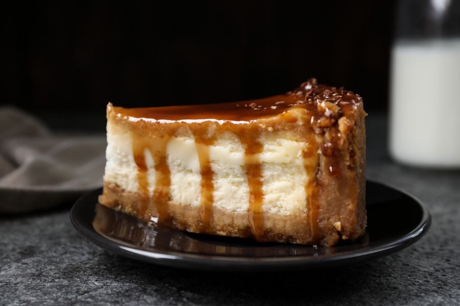 Tarta de queso cubierta con glaseado de caramelo