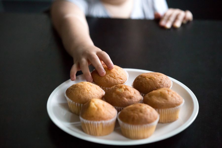 un niño comiendo un muffin