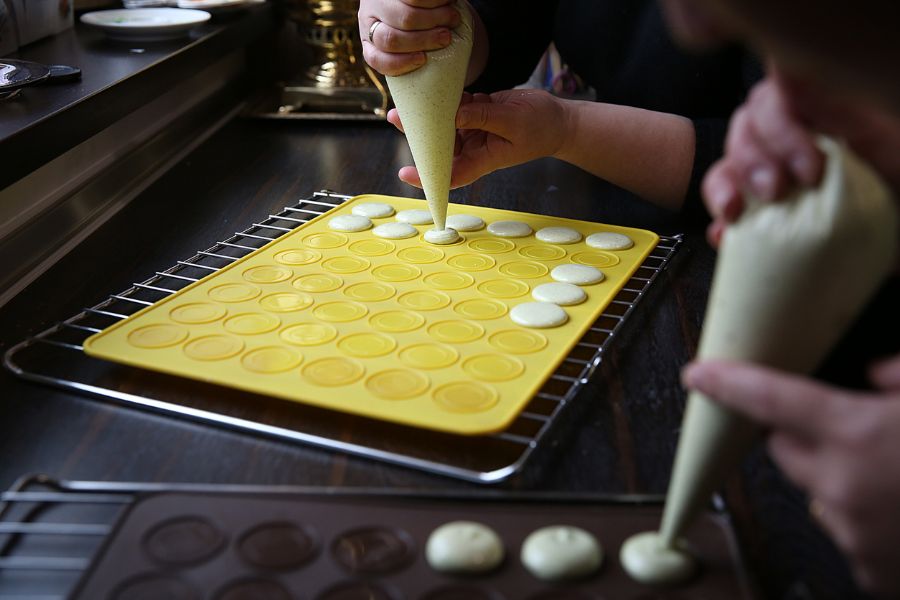 haciendo macarrones