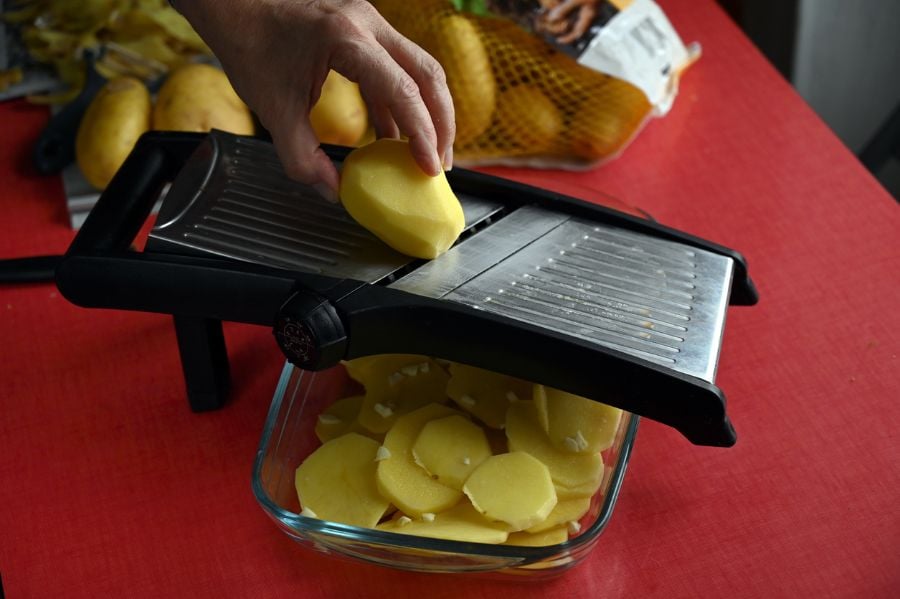 Rebanar papas con una mandolina