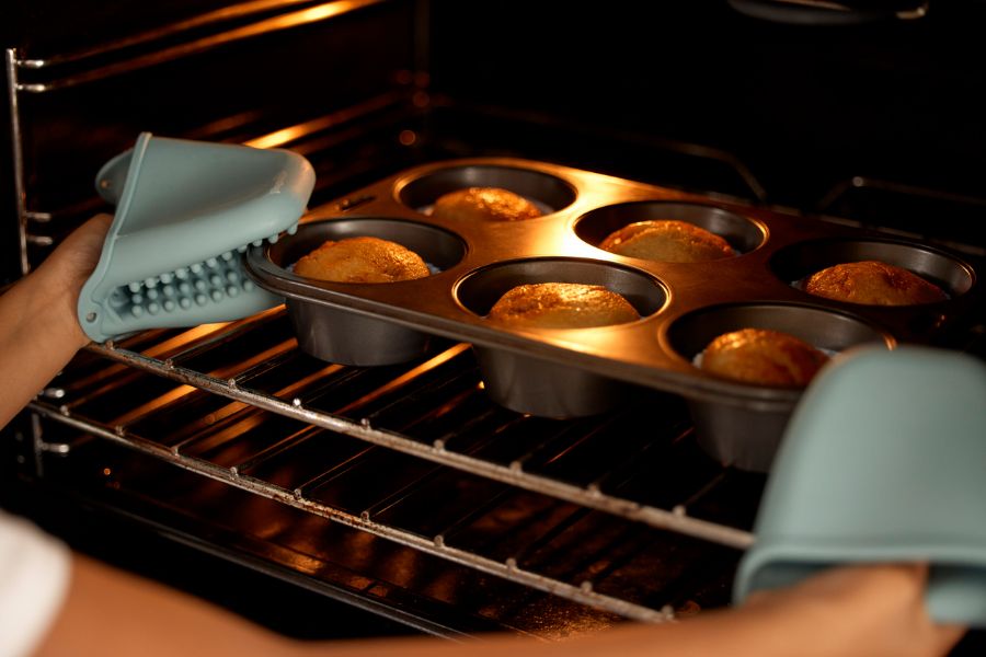 Intentando mover muffins a un lugar diferente en el horno