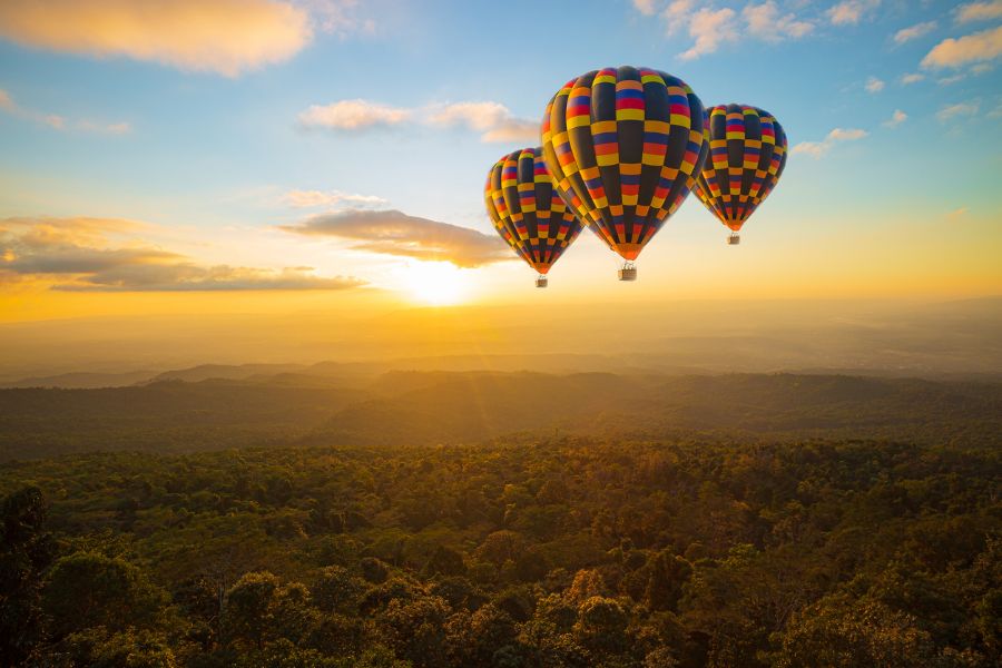Globos en lo alto del cielo a una altitud diferente