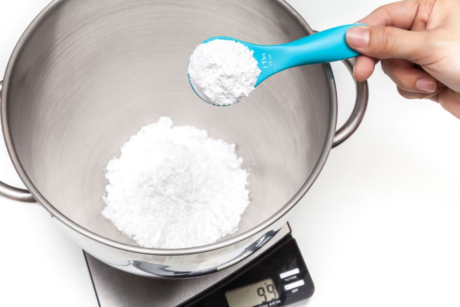 Medir correctamente la cantidad correcta de ingredientes para muffins.