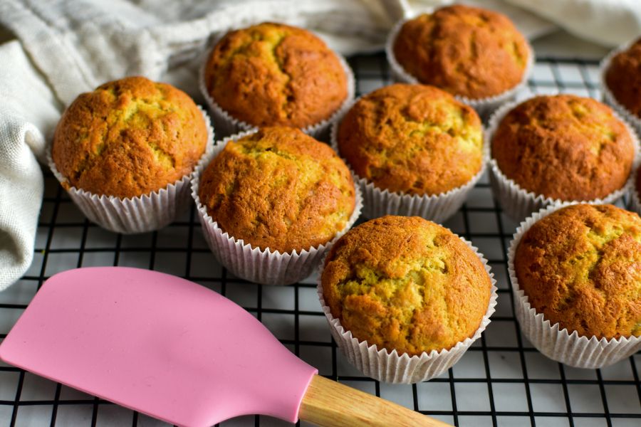 Enfriamiento de muffins en una rejilla de alambre