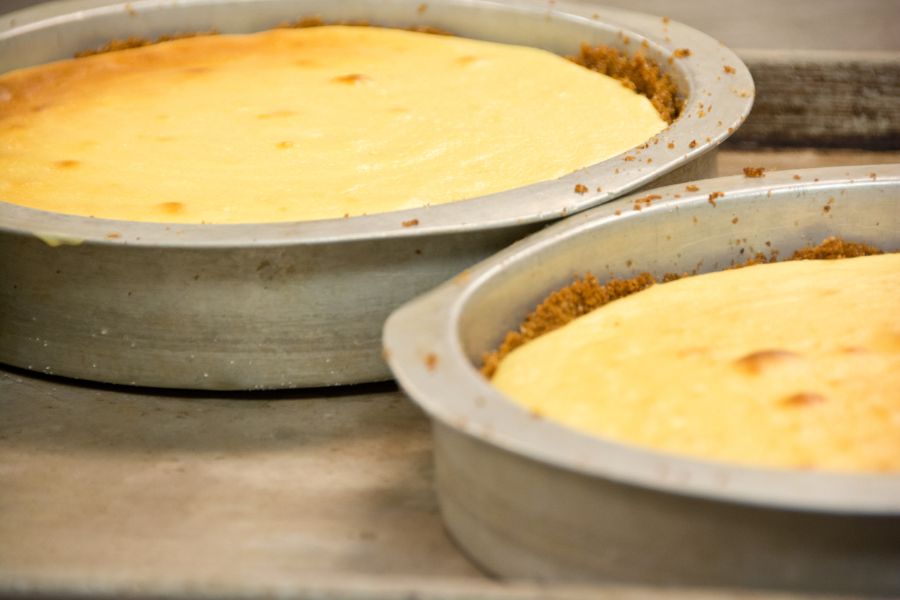 Pasteles de queso en sartenes